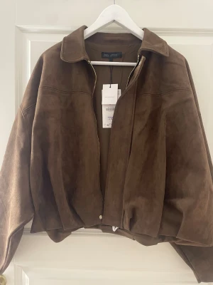 Brun bomberjacka från Zara - Snygg brun mockajacka från Zara. Helt ny och oanvänd!💕