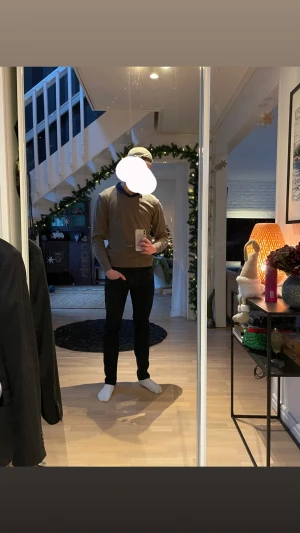 Kashmir tröja från Riley - Brun v-ringad kashmirtröja från Riley i storlek L, är 179 lång å väger 68 sitter bra på mig. Den har ett jätte litet hål där bak som knappt syns och hade ett litet hål under höger arm som är sytt inget som märks.