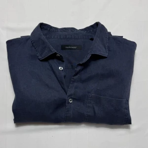 Mörkblå linneskjorta Paul & friends - Snygg mörkblå skjorta från Paul & friends i 100% linne. Klassisk krage, långärmad modell och bröstficka. Perfekt för dig som gillar en stilren och avslappnad look.