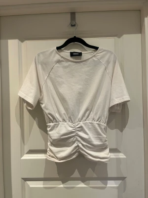 Trendig festtopp från Cider - säljer denna populära toppen från cider, perfekt till fest! kedjan har tyvärr gått sönder så jag har sytt ihop den öppningen istället, syns knappt men går alltså inte att öppna dragkedjan. Passar XS/S🤩