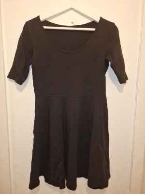 Svart kortklänning  - En stilren svart klänning som man kan ha skärp till. 