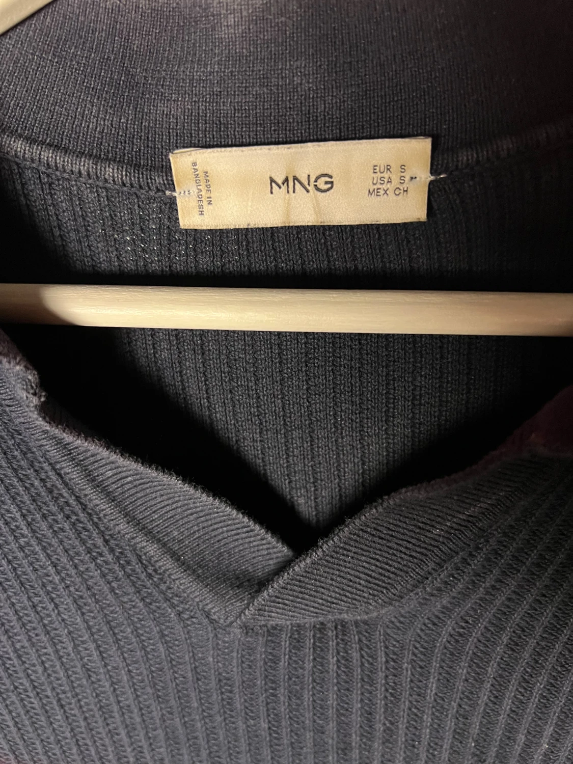 Mörkblå ribbad polotopp från MANGO - 3