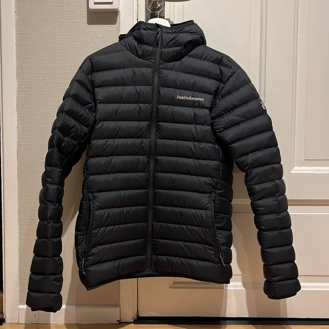 Svart dunjacka Peak Performance