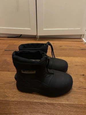 Fubuki  - Svarta fubukis. Köpta förra säsongen och varsamt använda, bara lite smuts på som går bort om man torkar(men enda bilderna jag har just nu)