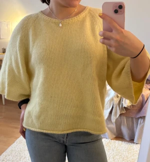 Ljusgul stickad tröja med vida ärmar - Superfin ljusgul stickad tröja med rund hals och vida trekvartsärmar. Tröjan är från Linnebjerg i alpacka ull, ordinarie pris 2000kr men säljer för 600kr💛