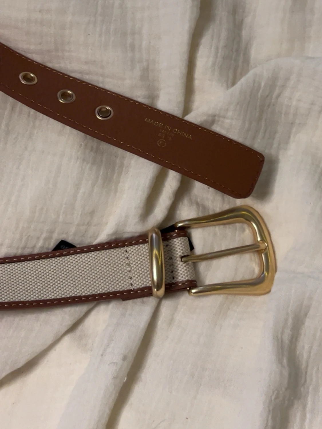 Beige och brun bälte med guldfärgat spänne - 1