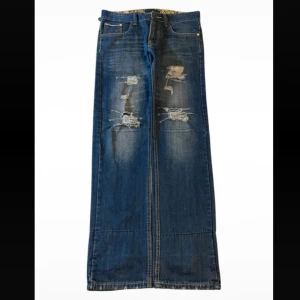 Levis jeans lowwaisted med hål💕 - Dessa jeans är så sjukt snygga men sitter tyvärr lite tajt på mig. Skulle säga att det är ungefär strl 40 men passar någon som bär 38. Skriv för exakta mått och fler bilder. En flärp har gått upp (se bild) men är annars som nya.❤️