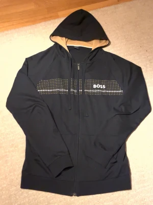 Boss zip hoodie  - Säljer denna boss zip hoodien, 10/10 skick aldrig använd.