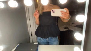 Svart volang tubtopp - Säljer en svart tubtopp med volang nedtill. Toppen är axelbandslös och har en bandeauform som sitter snyggt över bysten. Perfekt att styla med jeans eller kjol💓💓💓❣️❣️