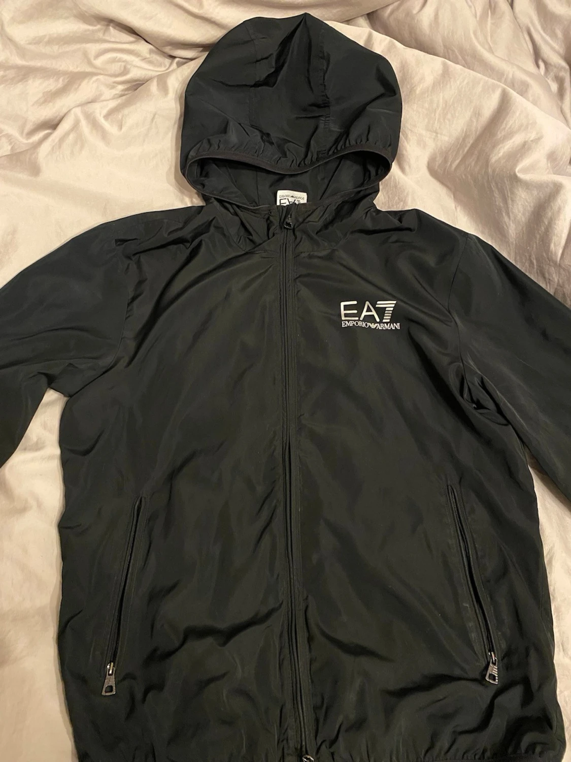 Svart EA7 vindjacka med huva