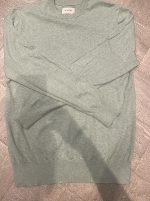 Ljusgrön stickad tröja från Scalpers - Snygg ljusgrön tunnstickad tröja från Scalpers i storlek S. Tröjan är använd max 2/3 gånger och är därför i perfekt skick! Pris kan diskuteras