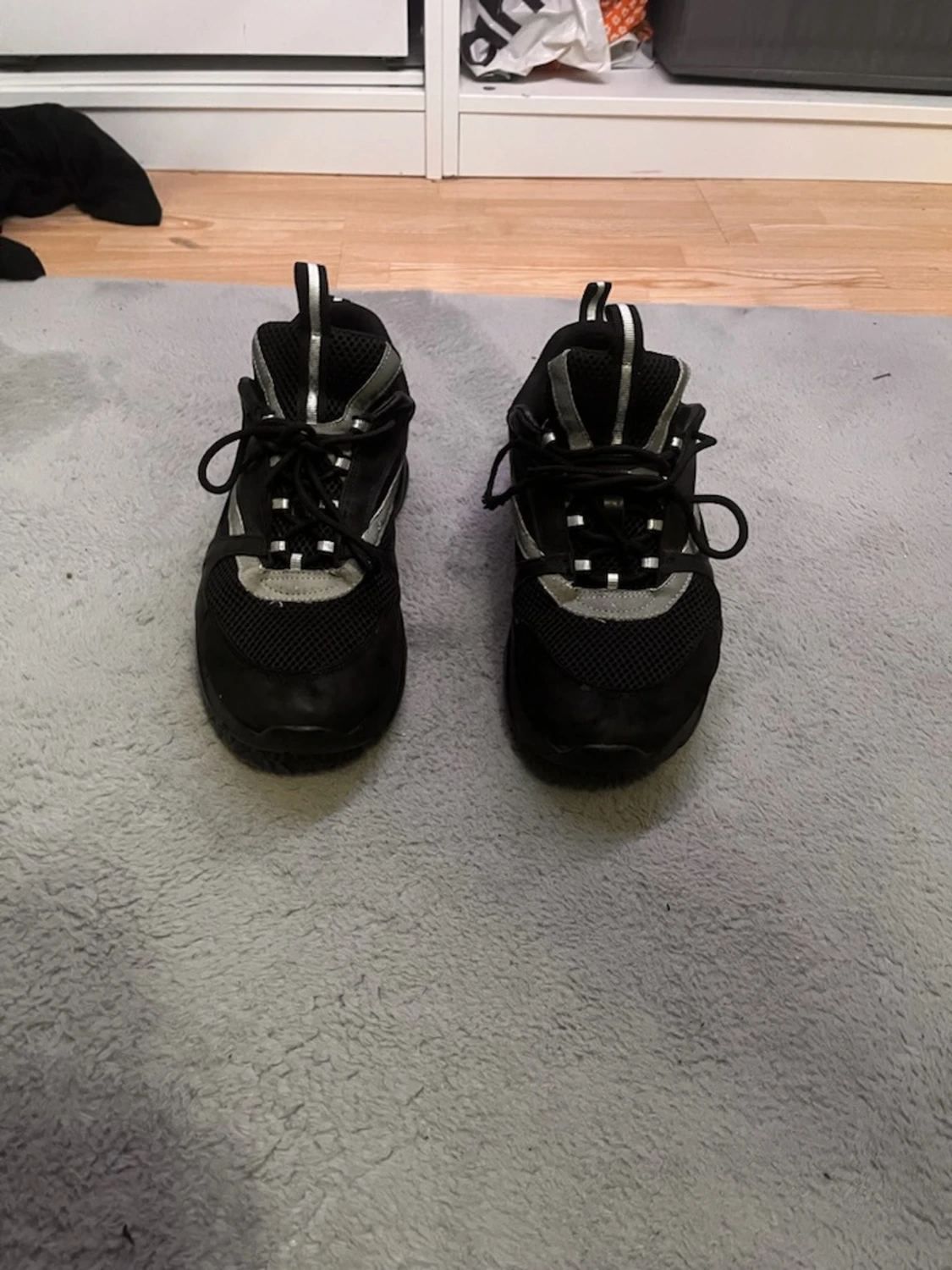 Svarta sneakers med reflexdetaljer