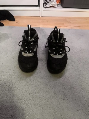 Svarta sneakers med reflexdetaljer - Säljer ett par D1or B22 skor reflectiva. Pris kan sänkas vid snabb köp. Frakt 1-3 dagar