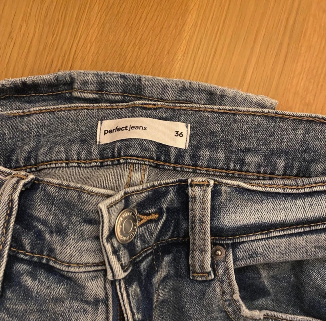 Bootcut ljusblå jeans från Gina Tricot - 5