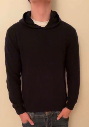 Oscar Jacobson Hoodie  - Mörkblå Oscar Jacobson hoodie knappt använd köpte sommras men växte ur den, skit fett, slim fit, skriv om frågor🔥🔥🔥