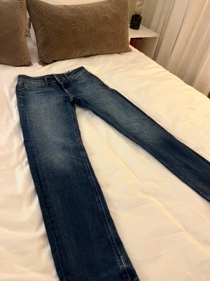 Blå jeans från Jack & Jones, 30/32 - Skriv vid intresse
