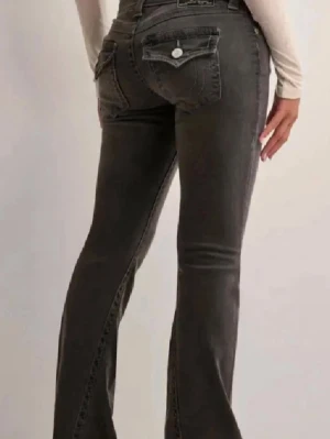 True religion jeans, joey  - Ett par helt oanvända true religion jeans i modellen joey alltså bootcut. Mörkgråa i storlek 25/32.