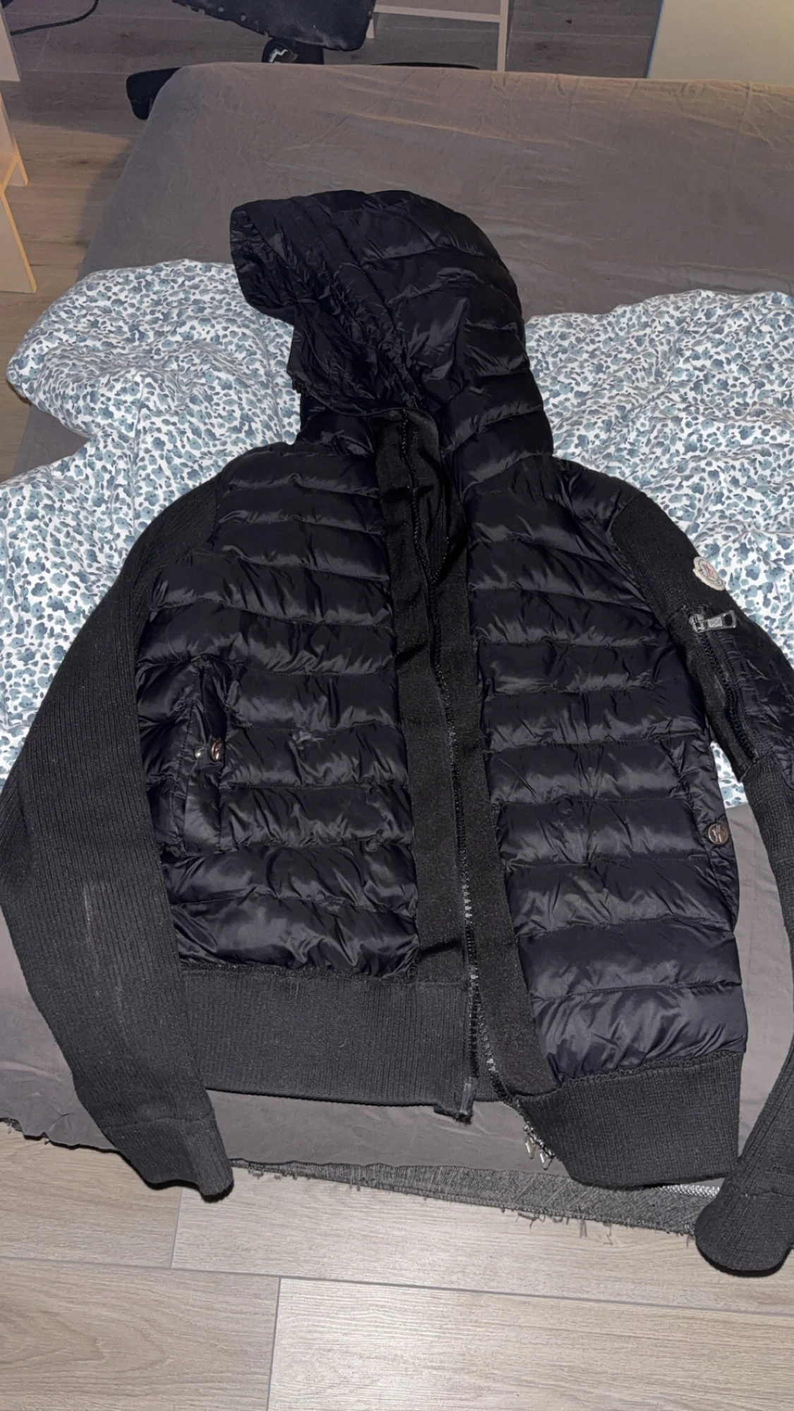 Svart Moncler pufferjacka med huva - 1