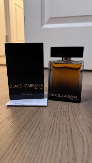 Dolce & Gabbana The One EdP - Eau de Parfum för män med noter av tarocco orange, clary sage och sandelträ. Volym: 100 ml. Tillverkad i Italien. Snygg flaska och exklusiv känsla – perfekt för dig som vill sticka ut.