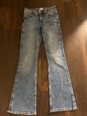 Blåa jeans från Gina tricot barn storlek 164 - jättefina jeans från Gina tricot med fina fickor
