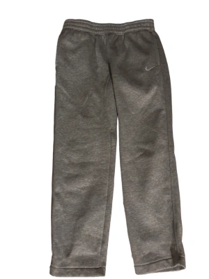 Grå mjukisbyxor från Nike storlek M - Grå mjukisbyxor från Nike, har använts 3 gånger. Passar storlek M mellan 182-175 cm