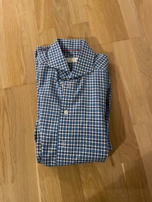 Blårutig skjorta från Eton  - Snygg blårutig skjorta från Eton i contemporary fit. Nypris ca 1700kr mitt pris endast 199 kr. Fraktar inom 1 dag, om du har någon fundering så är det bara att höra av sig😊