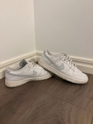 Nike Dunk Low vit/grå, stl 43 - Nike Dunk Low sneaker. Perfekta för dig som gillar clean och stilren streetwear.