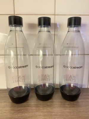 Sodastream flaskor 0.85L - Tre stycken oanvända SodaStream-flaskor i plast med svart lock, varje flaska rymmer 0.85L. Säljes då vi insåg att dom inte passar maskinen vi köpte.