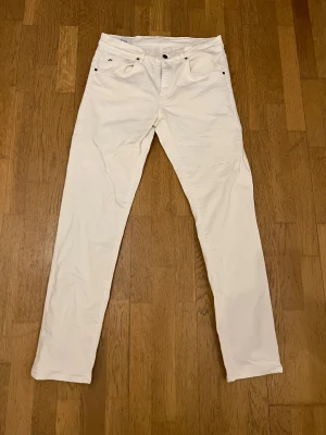Vita slim fit jeans från J.Lindeberg  - Snygga vita jeans från J.Lindeberg, modell Jay med midwaist och slim fit. Klassisk femficksdesign, raka ben och diskreta detaljer. Tillverkade i bomull med dragkedja i gylfen. Perfekta för dig som gillar stilrena och fräscha byxor.