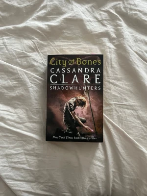 City of Bones - Första boken i Shadowhunters-serien / the mortal instruments serien! City of Bones bjuder på spänning, mystik och övernaturliga äventyr i New York. Perfekt för dig som älskar fantasy och vill följa unga hjältar i kampen mot mörka krafter. Nypris: 114kr. Säljer även den andra boken i serien! 
