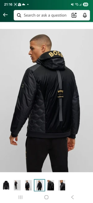 Svart pufferjacka från BOSS x AJBXNG - Svart pufferjacka från BOSS x AJBXNG med guldiga logodetaljer, quiltade partier på ärmarna och reflekterande ränder. Jackan har huva, dragkedja framtill och sportig look. Materialet är syntet och polyester med en modern passform. Nypris 4999kr köpt på Boss butik i Barkarby. Jackan är mycket snyggare i verkligheten med guldiga detaljer, quiltade partier och snygga dragkedjor. Löstagbar luva. Säljes då jag byggt på mig för mycket muskler (bodybuilder 182cm 100kg), lite för tight runt bröst/rygg.