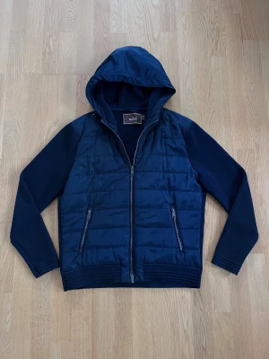 Morris cardigan - Säljer denna riktigt feta cardigan / hybridjacka från Morris🤩| Storlek M | Ett litet lagat hål på ryggen som inte märks av alls vid användning, annars Mycket bra skick✅