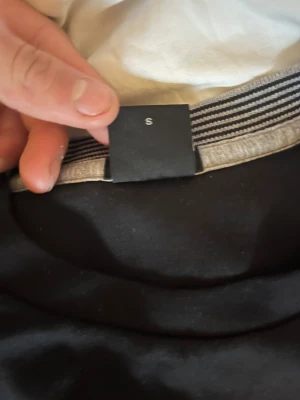 Hugo boss tröja - Tunn tröja från hugoboss perfekt att ha över t shirt eller bara den alltså ingen t shirt under 