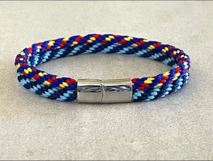 Djurgården DIF armband 21cm - Priset på armbandet är fast, knappen ”prisförslag” går inte att dölja.  Nytt handflätat armband i Djurgårdens färger med spänne i rostfritt stål, ca 21cm och 1cm brett. Det har inflätade rostfria ståltrådar som gör att det inte tänjer sig.  