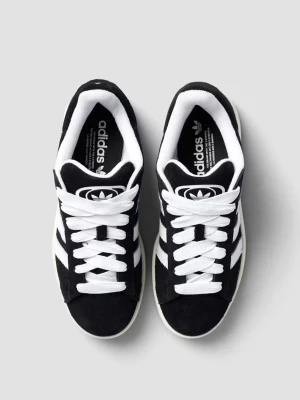 Adidas Campus svarta sneakers mocka - Adidas Campus sneakers i svart mocka med vita detaljer och klassiska tre ränder på sidan. Skorna har rund tå, platt sula och vit snörning. Låg modell med retrovibe och gummisula som ger skön komfort. Perfekt för dig som gillar stilrena och tidlösa sneakers. Skriv för fler bilder. Billigare vid snabb affär!!!