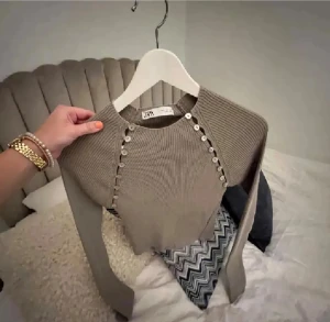 Populär topp med knappar från Zara  - Super populär och snygg topp med knappar från Zara i storlek s men passar även sitter som en m också ☺️ aldrig använd därav i nyskick 