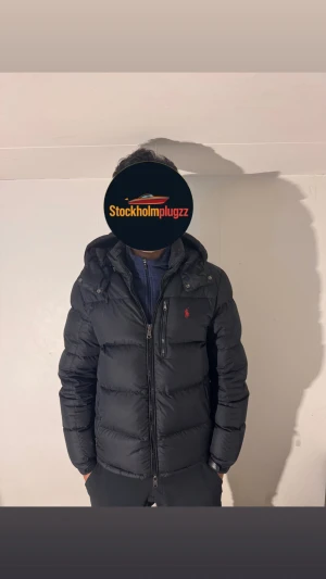 Polo Ralph Lauren jacka  - Svart pufferjacka från Polo Ralph Lauren,Perfekt för kalla dagar. Storlek S den har några stickningar som man ser på sista bilden annars är den som ny  (ÄKTA) Priset är ej hugget i sten.  skriv vid minsta fundering✅