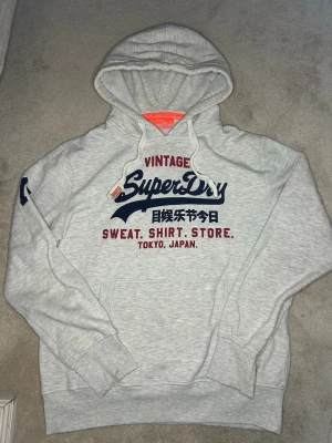 Vintege superdry hoodie- eftertraktad - Sjukt fet superdry hoodie. Riktigt eftertraktad. Görs ej längre. Skickas inom 24h efter köp🙌🏼 storlek L men sitter som M. Hör av dig vid minsta lilla fråga🙌🏼🙌🏼