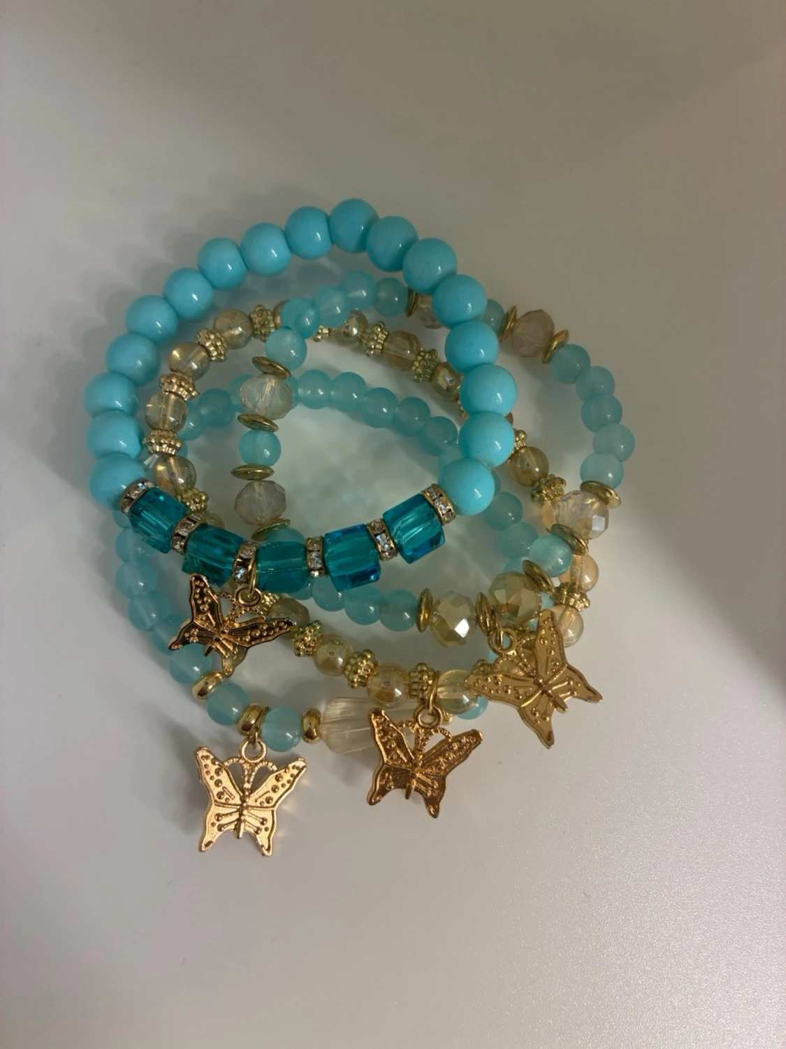Turkos pärlarmband med fjärilar