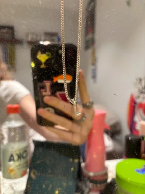 L berlock - Halsband ifrån Pilgrim med berlock av ett L. knappt använd och är in princip som ny i skicket! 