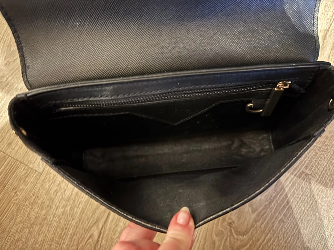 Svart handväska, Guess - 2