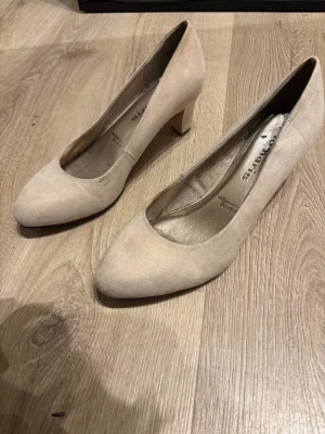 Ljusrosa pumps Tamaris - Använda en gång, har några små märken