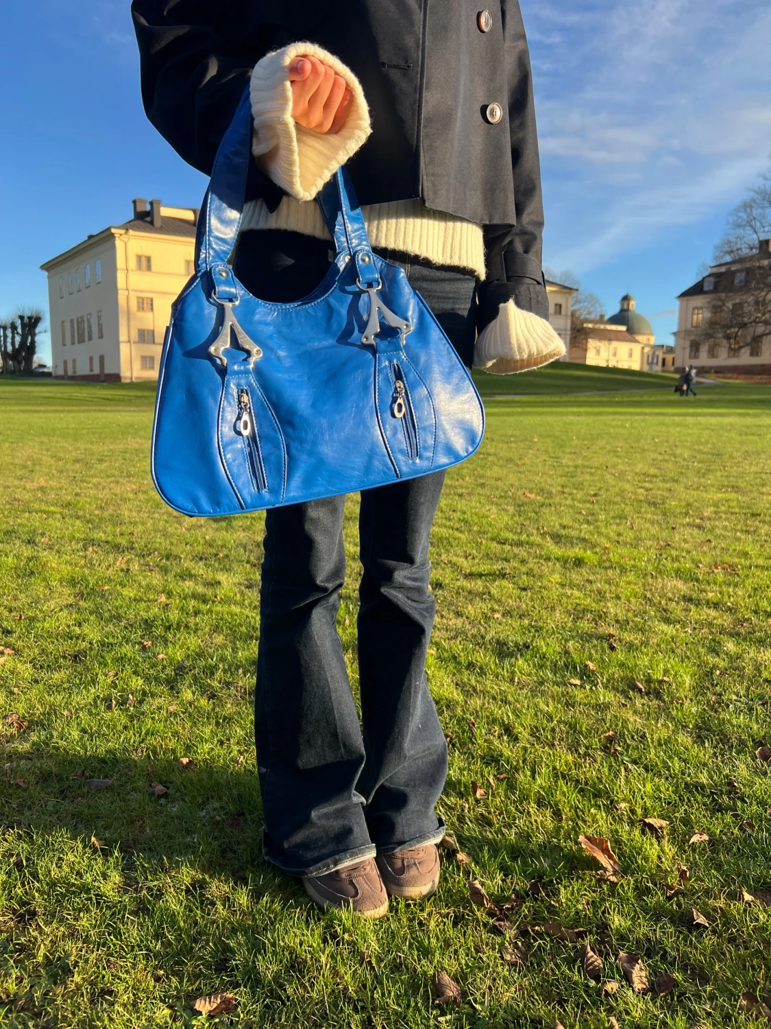 Blå axelväska med rosett och dragkedjor - 2