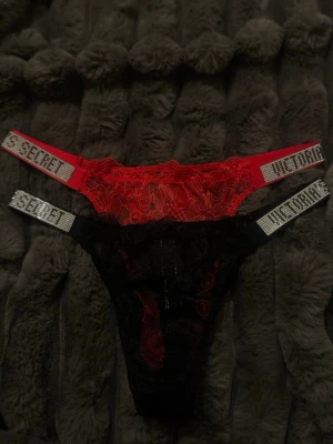 Victoria secret trosor - Säljer helt nya Victoria Secret trosor i storlek M. Det passar även S. de har platsen kvar 🤩😍