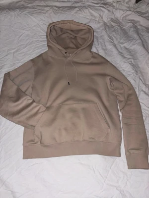 Beige hoodie ifrån Jack & Jones - En bekväm & varm hoodie ifrån Jack &jones. Passform S.