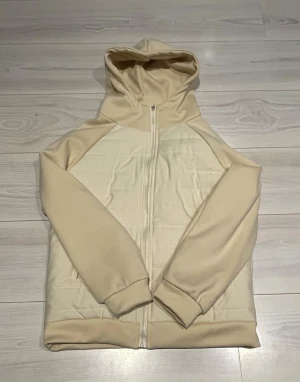 Beige cardigan med huva - Snygg beige cardigan från, storlek S. Oanvänd bara att höra av sig vid intresse!