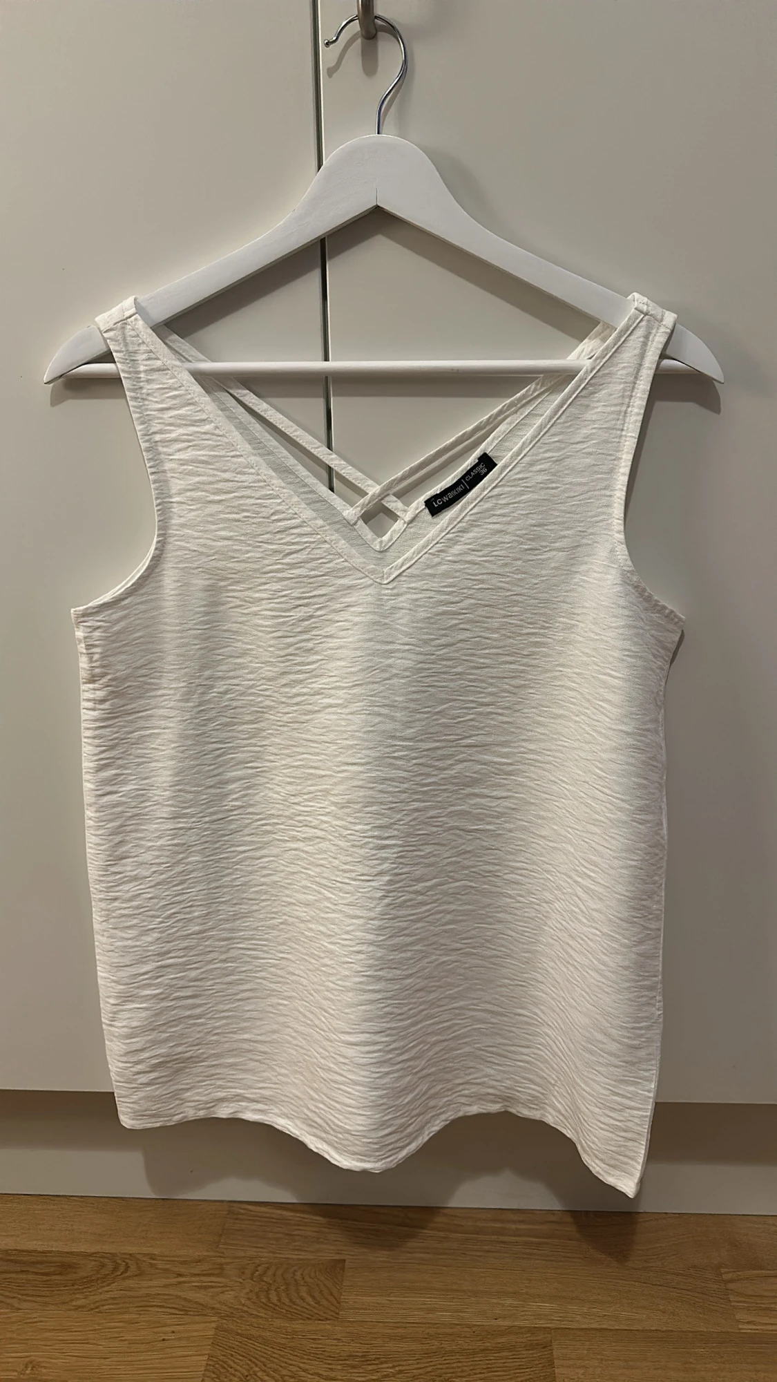 Vit linnetopp med v-ringning LC Waikiki