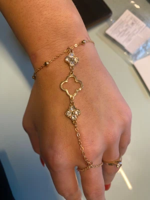 Superfint armband med ring - Armbandet och ringen sitter ihop. Väldigt elegant smycke. Nytt