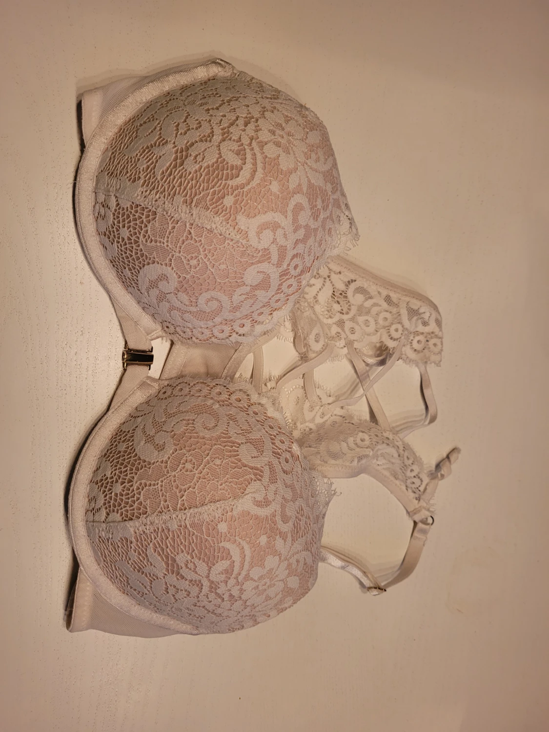 Vit spetsväst med snörning. Öppnas/spänne framtill. - 1