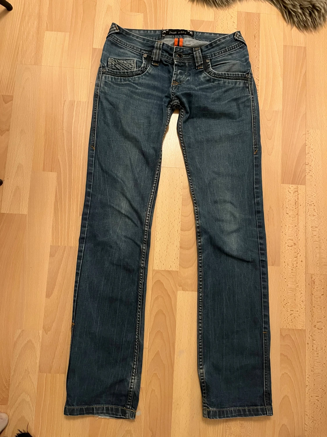 Blå jeans med coola fickdetaljer - 4